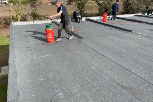 Flat roof at using gas burners and roofing felt