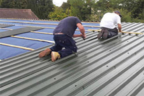 Industrial or commercial roof installation