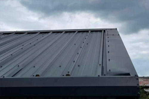 Industrial or commercial roof installation